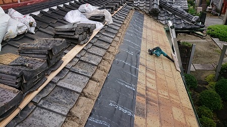 粘着下葺材をはる。